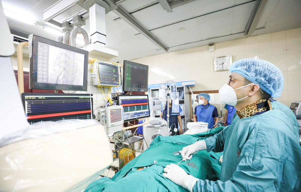Các bác sỹ Viện Tim mạch Việt Nam đã thực hiện thành công ca can thiệp triệt đốt rung nhĩ sử dụng công nghệ tiên tiến là bóng áp lạnh. (Ảnh: PV/Vietnam+)
