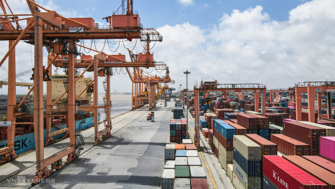 Xuất nhập khẩu hàng hóa tại cảng Tân Vũ - Hải Phòng tháng 10/2023. Ảnh: Giang Huy