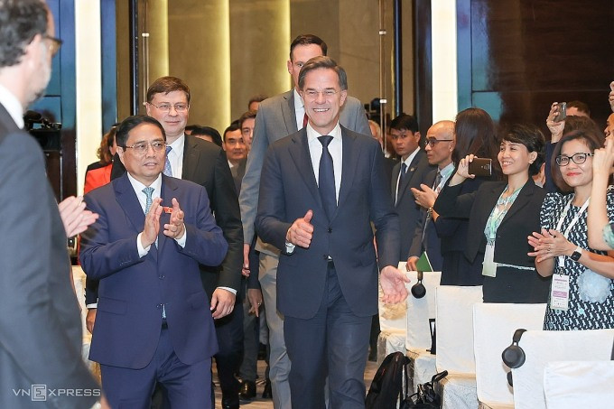 Thủ tướng Phạm Minh Chính và Thủ tướng Mark Rutte dự diễn đàn chiều 2/11. Ảnh: Giang Huy