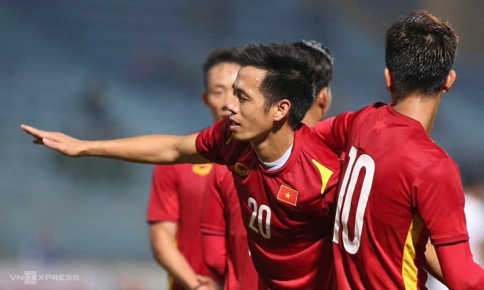 Nguyễn Văn Quyết ăn mừng khi ghi bàn giúp Việt Nam thắng Philippines 1-0 trong trận giao hữu trước AFF Cup 2022. Ảnh: Lâm Thoả