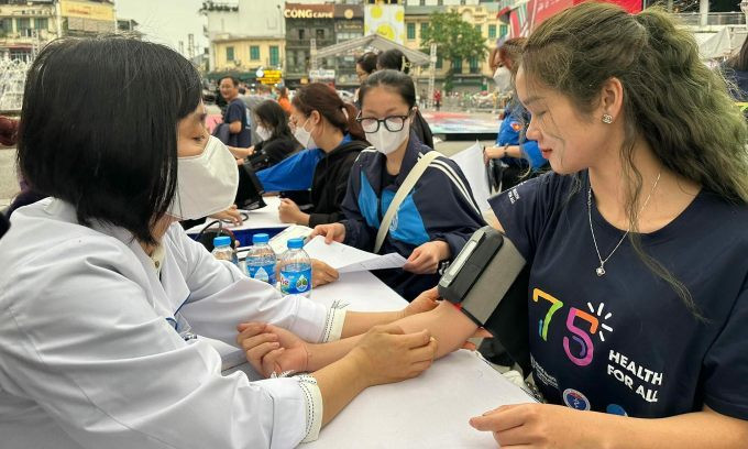 Người dân đo huyết áp tại Hà Nội. Ảnh: Lê Nga