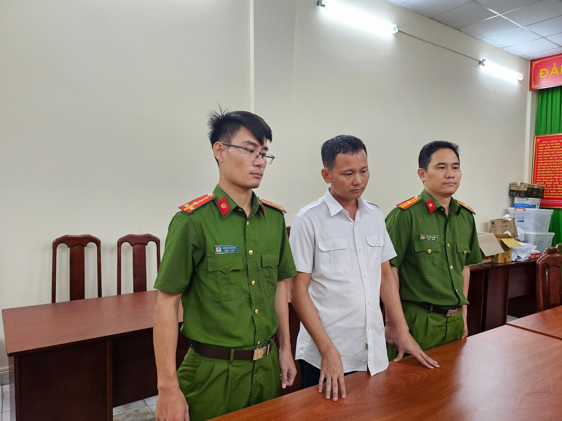 Lê Văn Ngọc (giữa) tại Cơ quan công an.