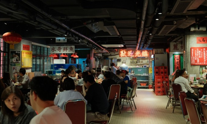 Không gian quán ăn được bày trí theo phong cách dai pai pong. Ảnh: Mai Trinh