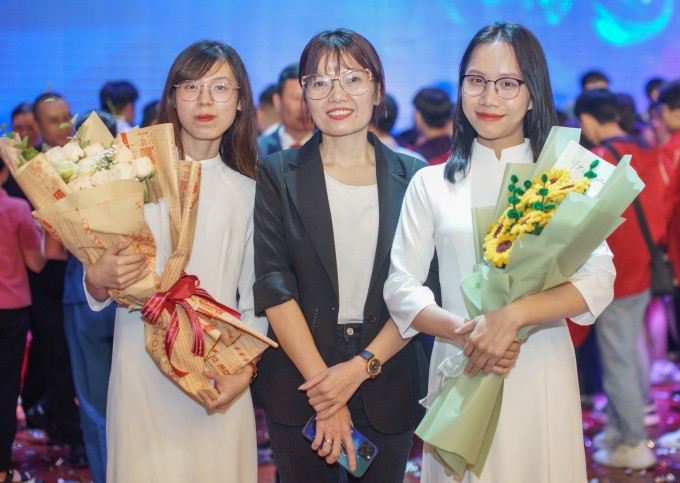 Nga (bên trái), TS Nguyễn Thị Hội và Hồ Thị Trà My - nữ sinh trường Đại học Thương mại cùng giành giải thưởng Nữ sinh Khoa học Công nghệ Việt Nam 2023. Ảnh: TMU