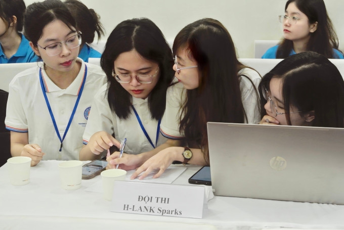 Nga (thứ ba từ trái sang) cùng ba thành viên của nhóm nghiên cứu trong cuộc thi của trường Đại học Kinh tế, Đại học Quốc gia Hà Nội tổ chức, tháng 6/2023. Ảnh: Nhân vật cung cấp