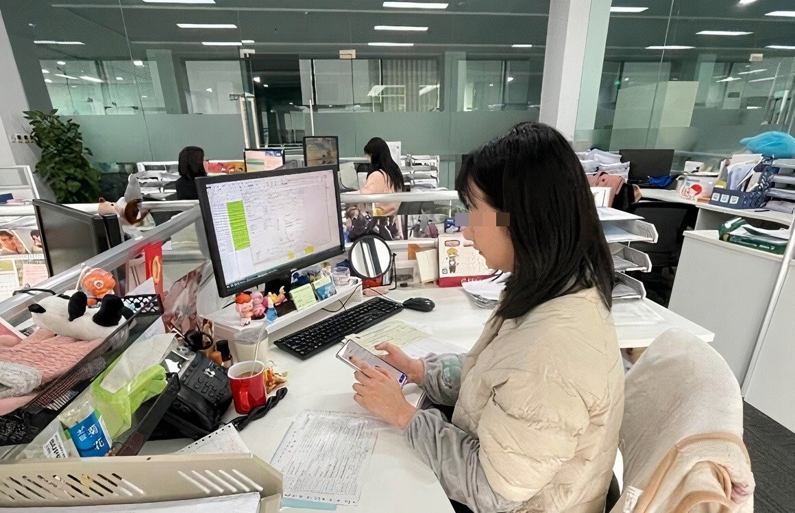Nhân viên một công ty ở Trung Quốc sử dụng điện thoại trong giờ làm việc. (Ảnh: Baidu)