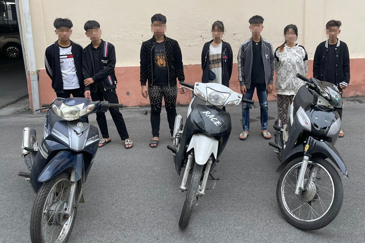 Nhóm thiếu niên đua xe, lạng lách, đánh võng trên đường ở TP Hạ Long.