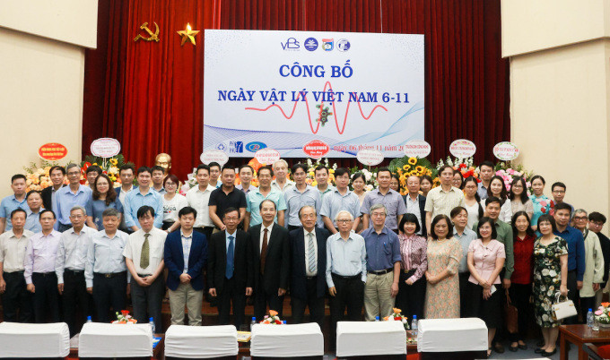 Các nhà khoa học, giảng viên Vật lý chụp ảnh kỷ niệm nhân sự kiện công bố Ngày Vật lý Việt Nam. Ảnh: Đại học Sư phạm Hà Nội