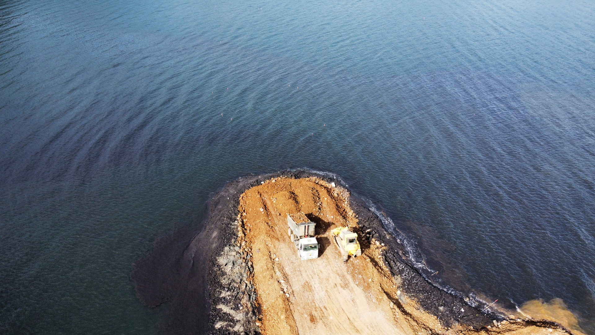 Thi công dự án thiếu các biện pháp đảm bảo môi trường, chủ dự án có 3,88 ha vùng đệm vịnh Hạ Long bị xử phạt 125 triệu đồng - Ảnh: L. DŨNG
