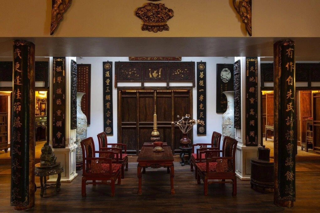 Đồ nội thất được sử dụng trong căn nhà cũng đều được làm bằng gỗ do chính Xuân Hinh lựa chọn và bài trí.