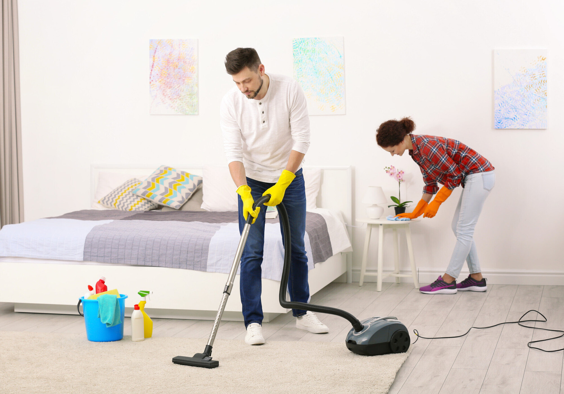 Dồn việc nhà đến cuối tuần mới làm, bạn sẽ cảm thấy mệt mỏi hơn (Ảnh: Cleaning Service)