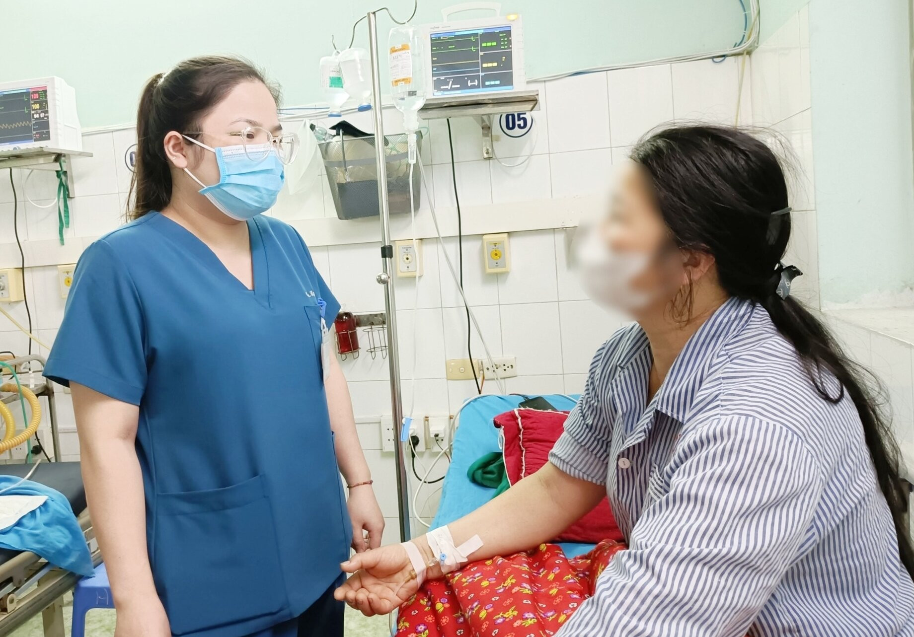 Bác sĩ Chẩu Thị Nguyệt căn dặn bệnh nhân trước khi xuất viện.