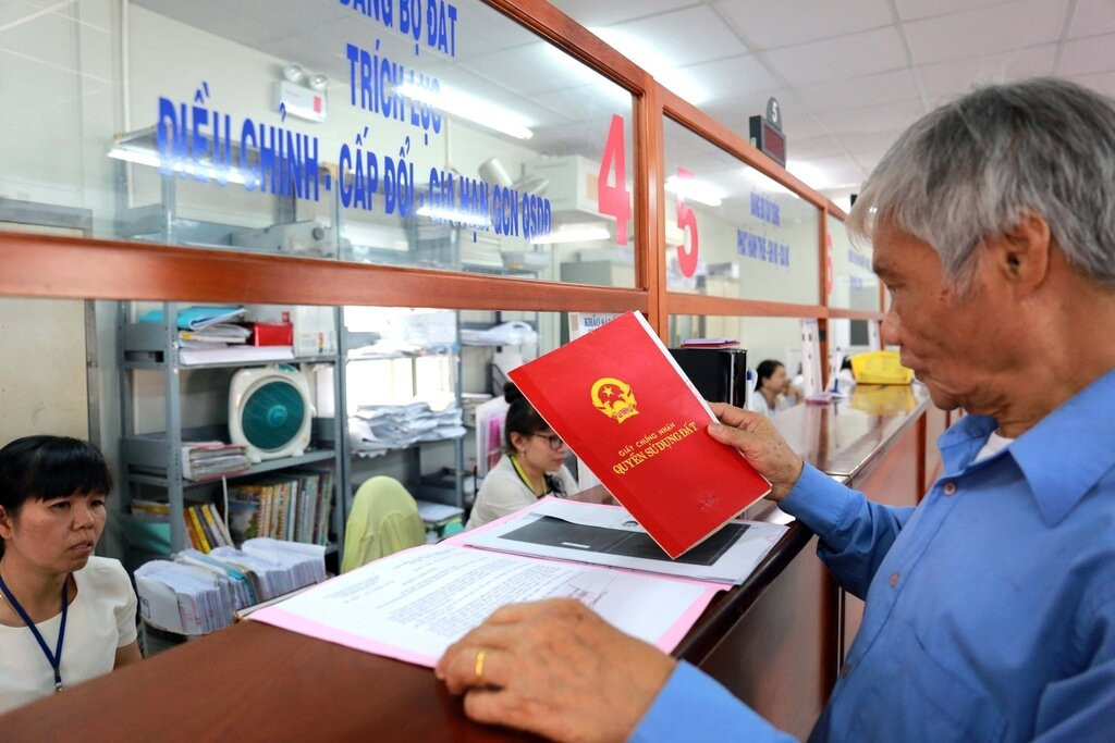 Nhiều người dân Hà Nội bất ngờ được yêu cầu mang sổ đỏ đi tích hợp VNeID. (Ảnh minh họa)