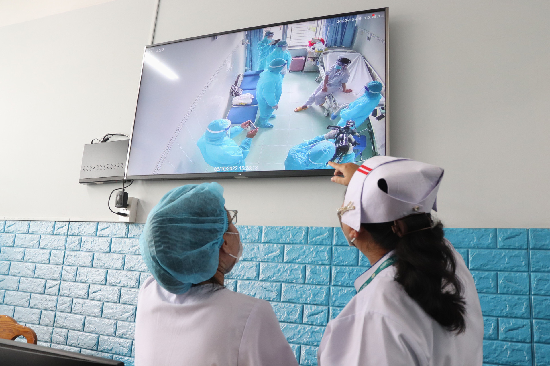 Nhân viên y tế Bệnh viện Bệnh nhiệt đới (TP.HCM) giám sát ca bệnh đậu mùa khỉ đầu tiên từng điều trị tại bệnh viện - Ảnh: XUÂN MAI