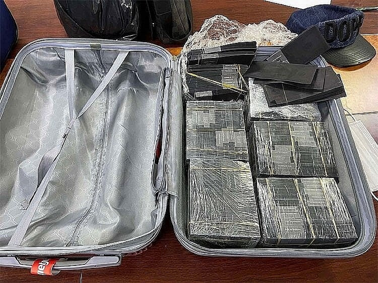 Vali đựng USD giả bị thu giữ ở sân bay Tân Sơn Nhất. (Ảnh: CACC)