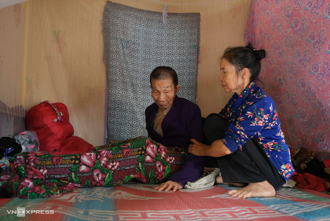 Hat helps her mother Co up to go eat lunch in their home, Oct. 30, 2023. Photo by VnExpress/ Quynh Nguyen