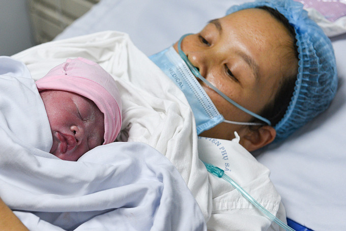 Một em bé chào đời tại Bệnh viện Phụ sản Trung ương. Ảnh:Thanh Huế