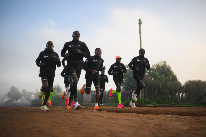 Kipchoge (phải) cùng các thành viên đội chạy NN Running trong một buổi tập chạy dài tại Iten, Eldoret, Kenya. Ảnh: NN Running