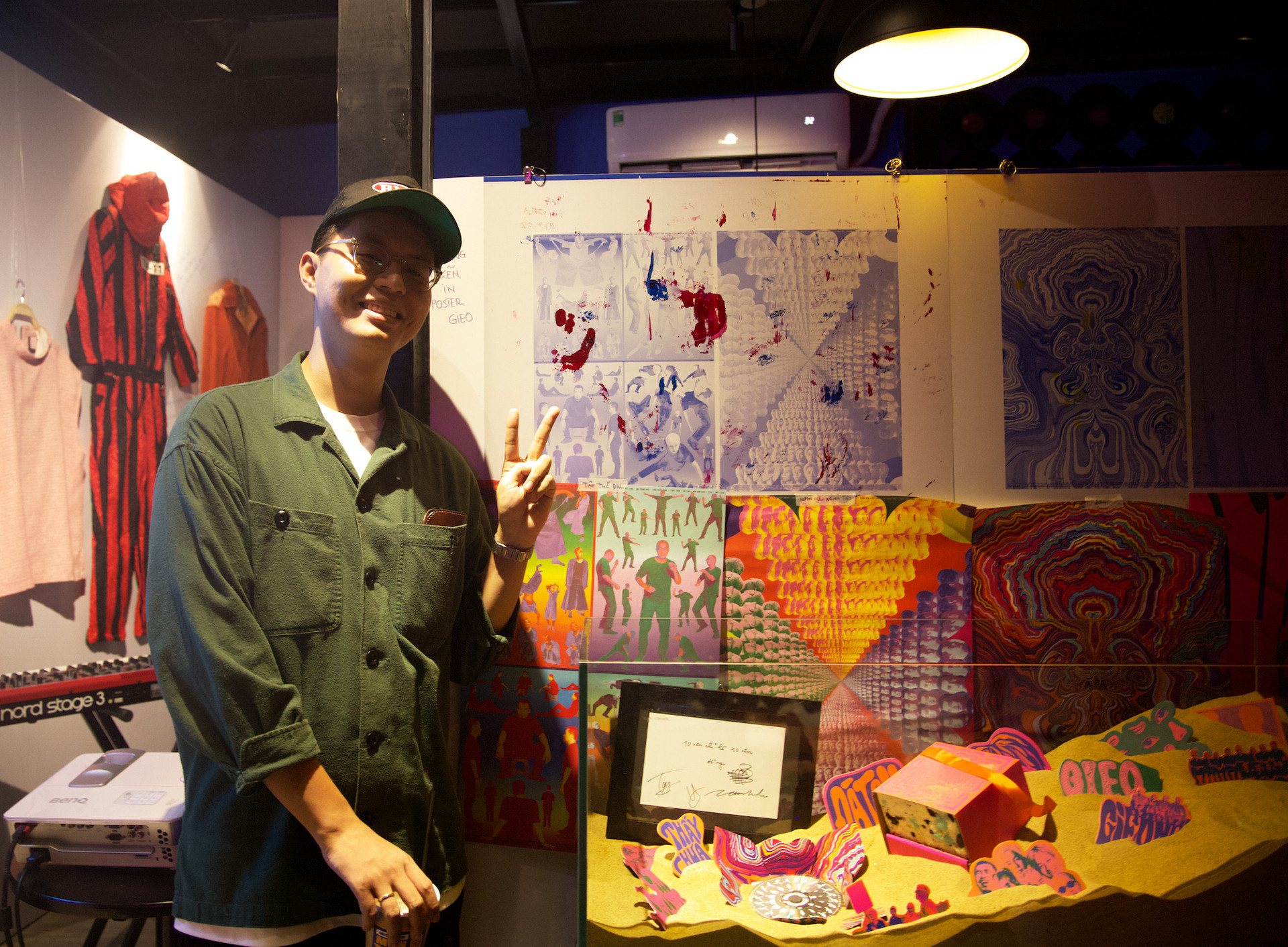 Nghệ sĩ, giám đốc sáng tạo Duy Đào bên thiết kế của anh cho album Gieo của Ngọt - Ảnh: NGỌC THẮNG