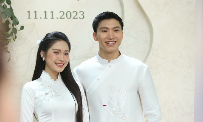Doãn Hải My và Đoàn Văn Hậu cùng mặc áo dài trắng khi làm lễ gia tiên.