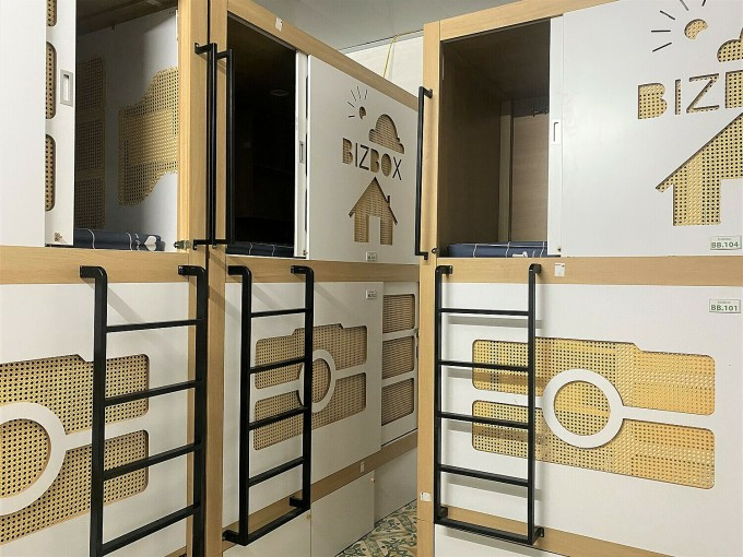 Căn phòng rộng khoảng 20 m2 chia thành nhiều hộp ngủ tại Phú Diễn, quận Nam Từ Liêm. Ảnh: Ngọc Diễm