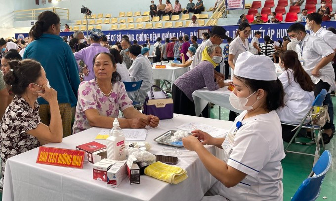 Người dân Hà Nội được kiểm tra đường huyết tại Ngày hội Y tế cơ sở phòng chống bệnh không lây nhiễm. Ảnh: Lê Nga