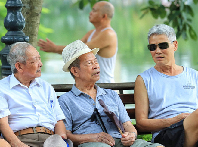 Các cụ già Hà Nội bên hồ Gươm. Ảnh:Giang Huy