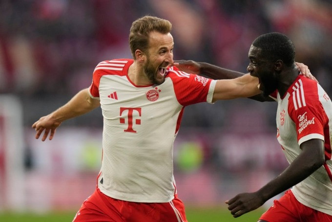 Kane (trái) mừng bàn trong trận Bayern thắng Heidenheim 4-2 ở vòng 11 Bundesliga tối 11/11, trên sân Allianz Arena. Ảnh: AP