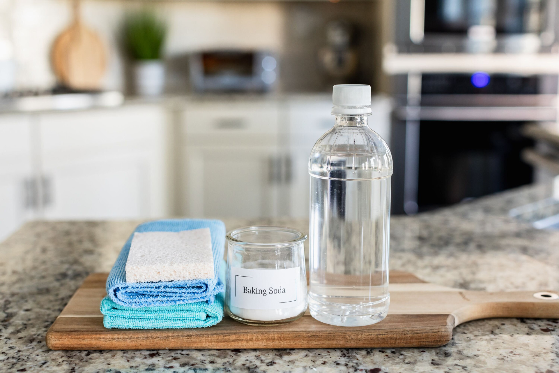 Bột baking soda giúp tẩy cặn bẩn trên vòi rửa vừa an toàn và hiệu quả. (Ảnh: Better Homes)