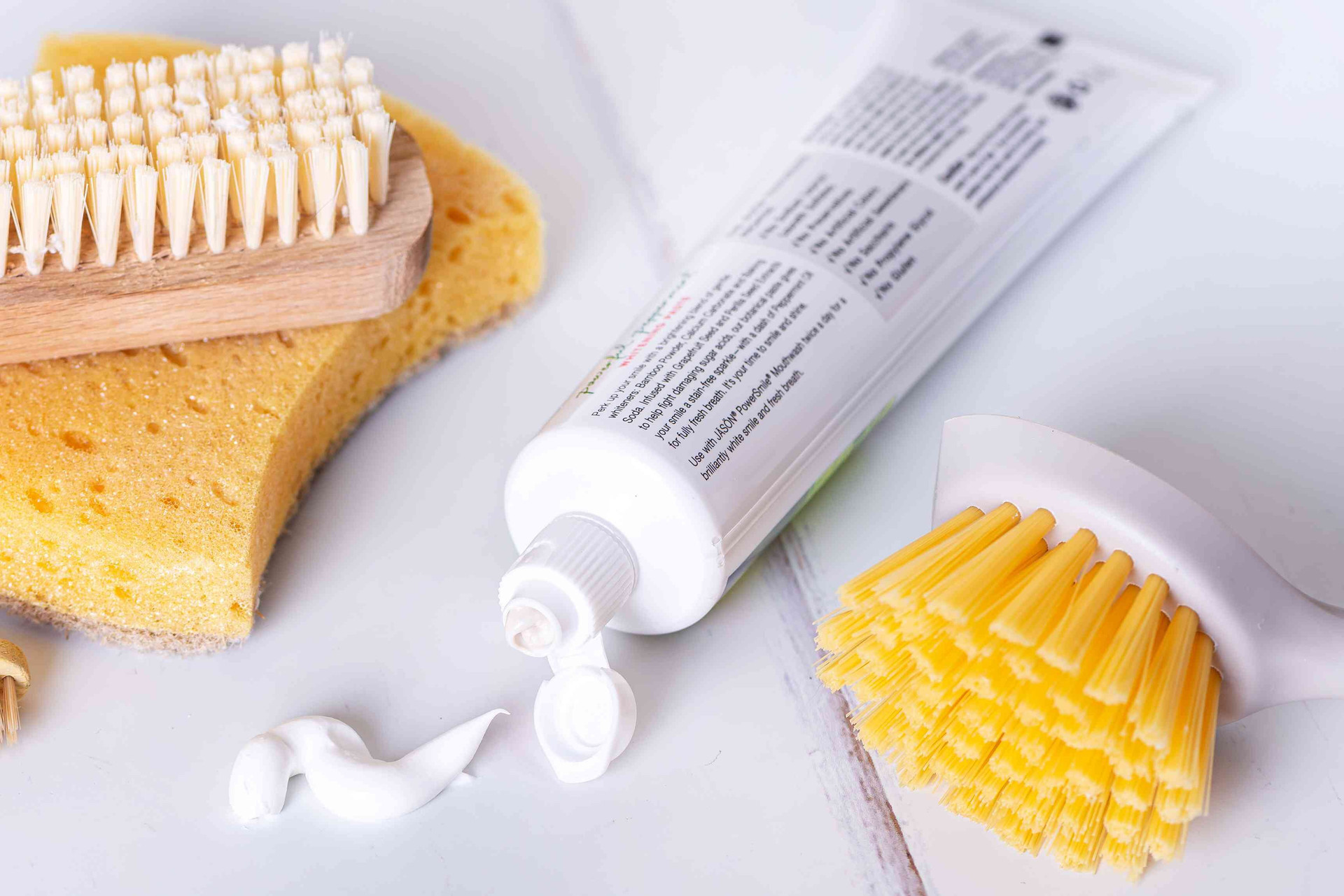 Kem đánh răng giúp tẩy vết cặn khoáng chất trên vòi rửa. (Ảnh:The Spruce)