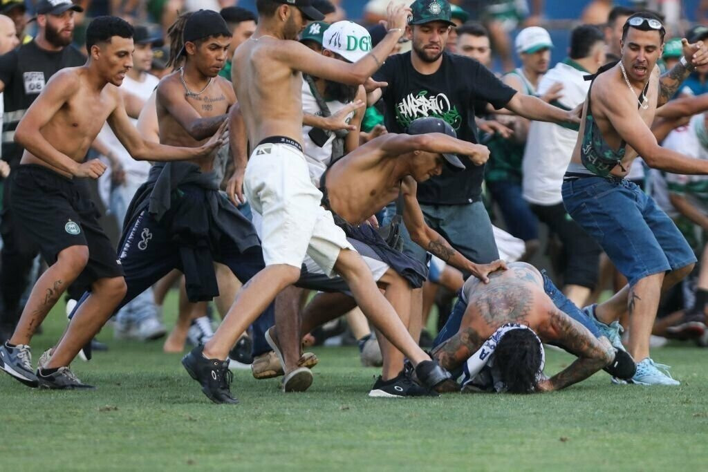 Hàng trăm CĐV hỗn chiến, đuổi đánh cầu thủ ở giải VĐQG Brazil. (Ảnh: Getty Images)