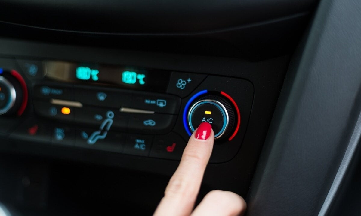 Tắt điều hòa, bật chế độ gió tối đa, chuyển qua chế độ gió ngoài trước khi tắt máy xe là cách đơn giản nhất để ngăn mùi ẩm mốc. (Ảnh minh họa).