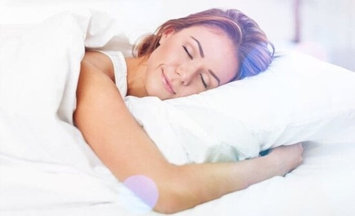 Khi bạn nằm ngủ sấp thì toàn bộ trọng lượng của phần lưng sẽ chuyển sang vùng bụng. (Ảnh: Brightside)