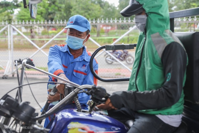Người dân đổ nhiên liệu tại một cây xăng trên Xa lộ Hà Nội, TP HCM, tháng 9/2022. Ảnh: Quỳnh Trần