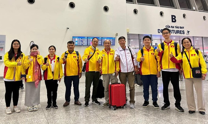Những thành viên đội cờ vua trẻ Việt Nam lên đường dự giải từ Hà Nội, ở sân bay Nội Bài hôm 11/11/2023.