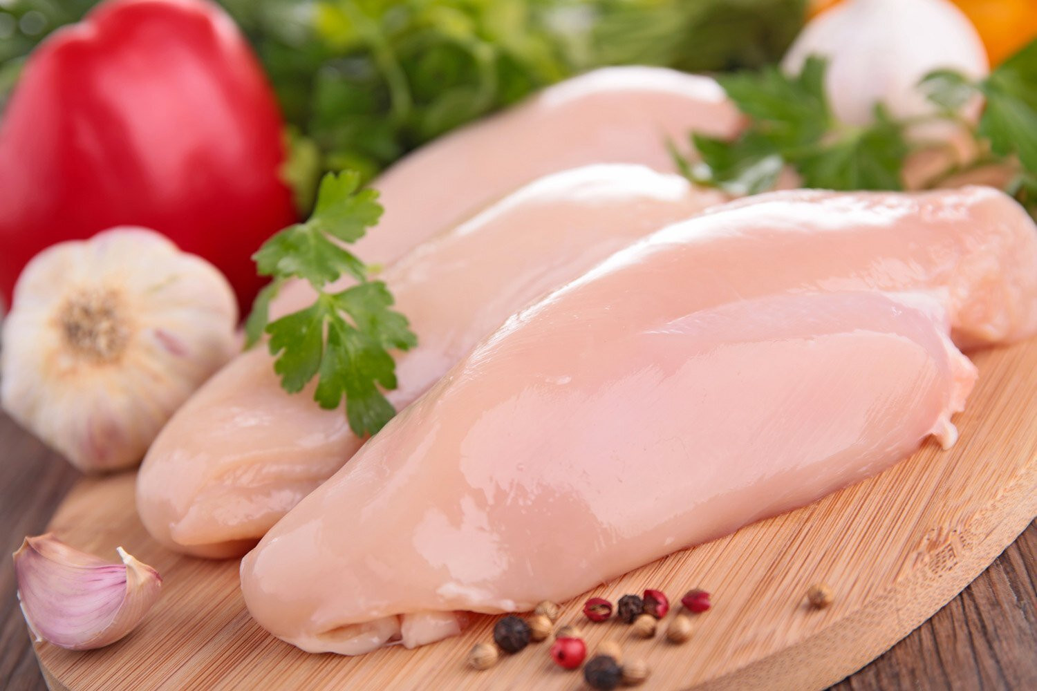 Thịt gà tươi ngon thì phần ức phải có màu hồng nhạt và không quá mềm. (Ảnh:India Mart)