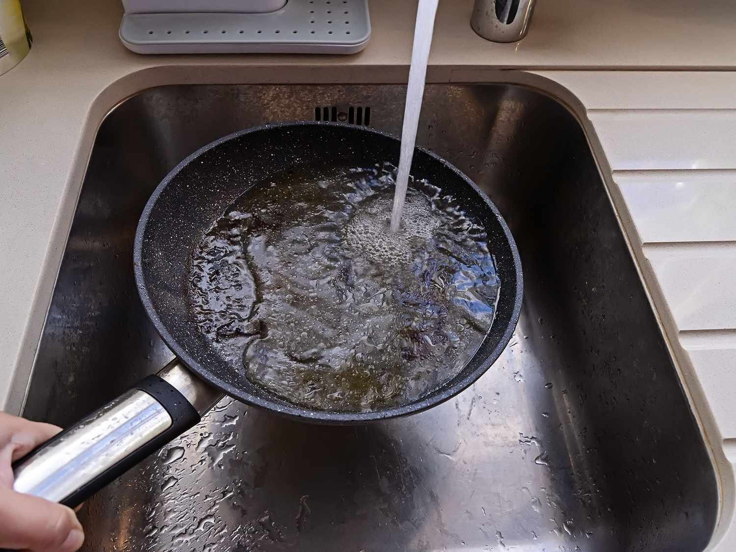 Bạn có biết vì sao không nên rửa chảo dầu mỡ bằng nước nóng? (Ảnh: Allrecipes)