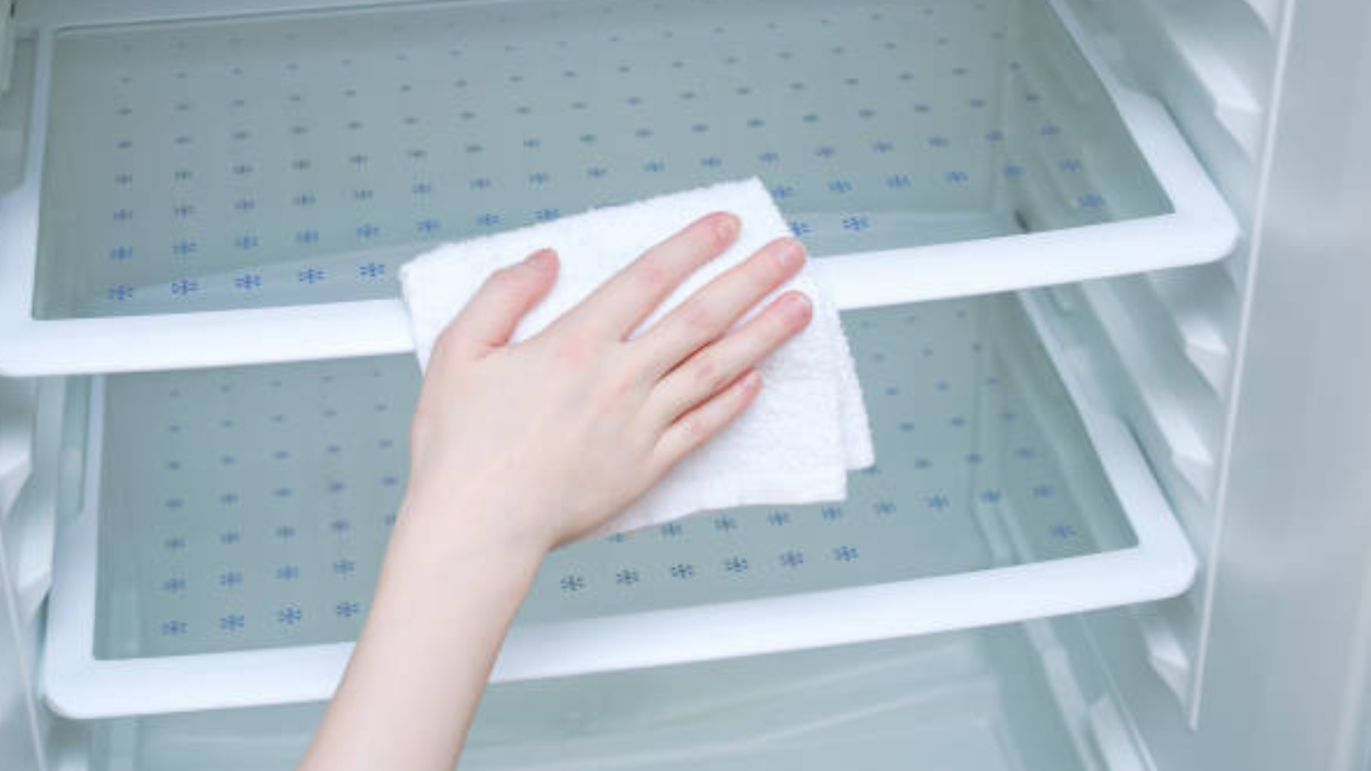 Việc đặt một chiếc khăn trong tủ lạnh có công dụng ngăn mùi hôi hiệu quả. (Ảnh: Unplash)