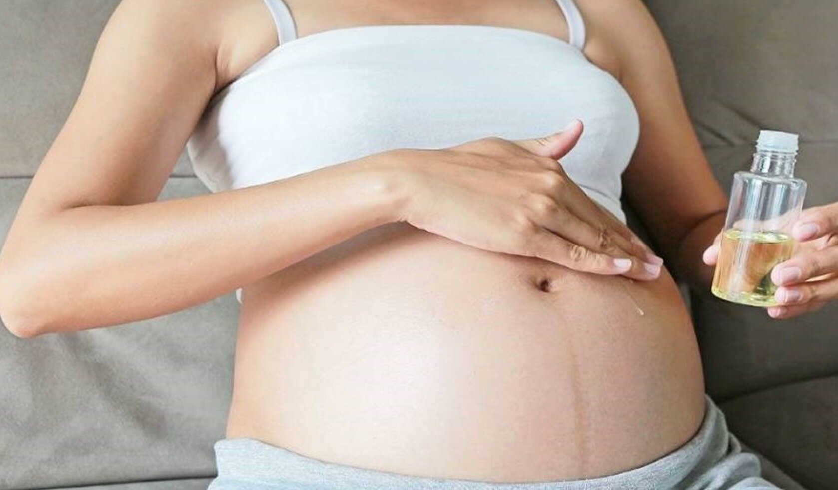 Mẹ bầu cần tránh xa các loại mỹ phẩm, đặc biệt trong 3 tháng đầu mang thai.