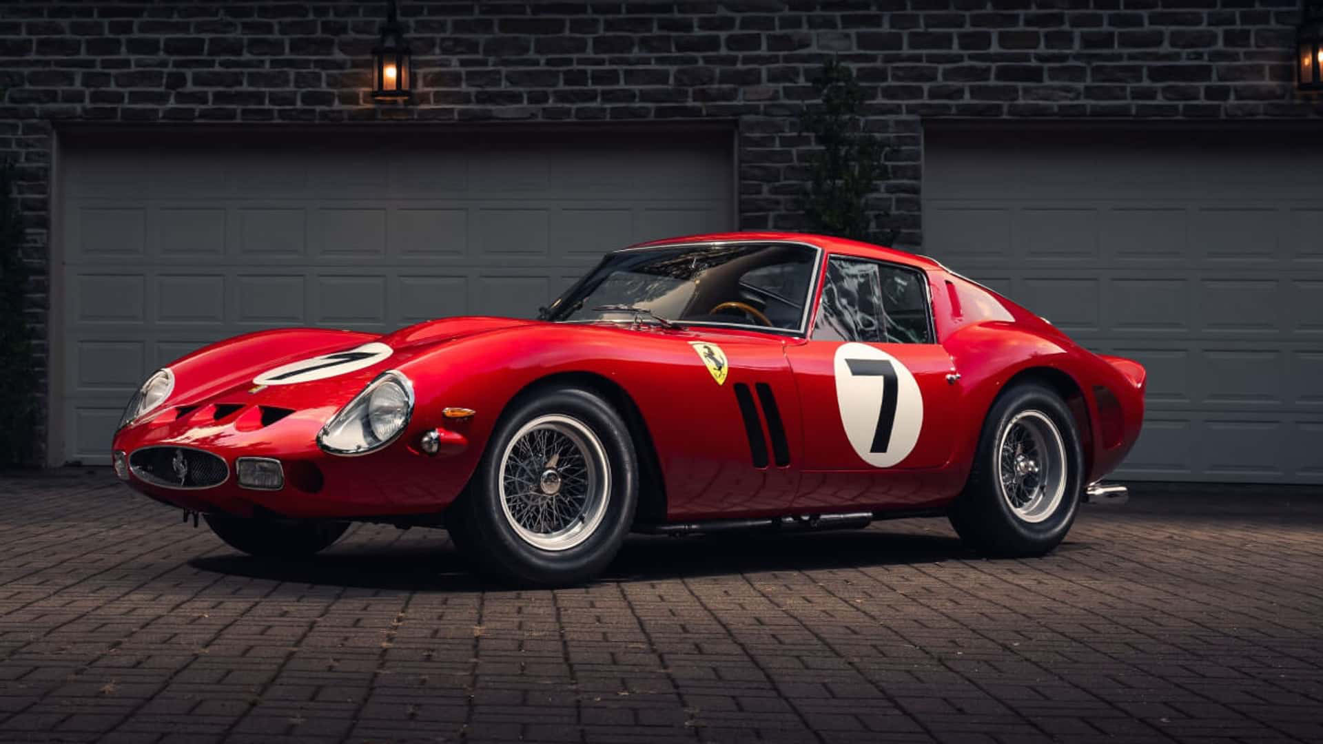 Mỗi chiếc trong 36 xe Ferrari 250 GTO sản xuất trong giai đoạn vỏn vẹn từ 1962 tới 1964 đều có giá trị mà gần như không xe mới nào bì được - Ảnh: RM Sotheby's