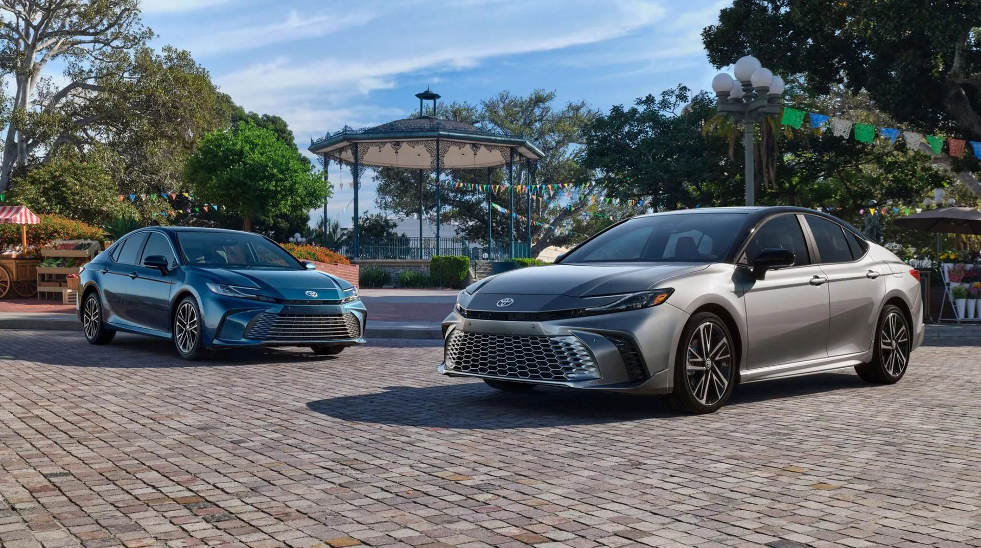 Toyota Camry 2024 ra mắt Hào nhoáng hơn, bỏ động cơ xăng