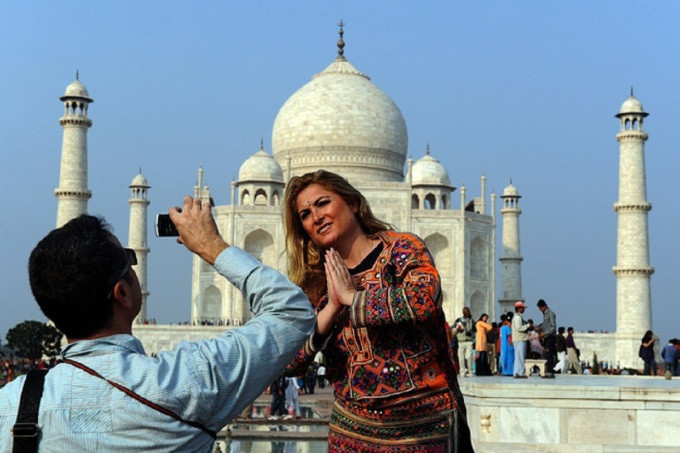 Du khách tạo dáng trước đến Taj Mahal ở Ấn Độ. Ảnh: Kanigas