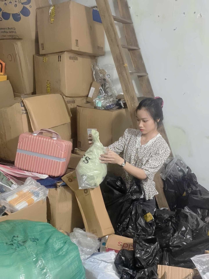 Chị Nguyễn Tuyết kiểm tra sản phẩm tại kho hàng ở quận Nam Từ Liêm, Hà Nội, chiều 9/10. Ảnh nhân vật cung cấp