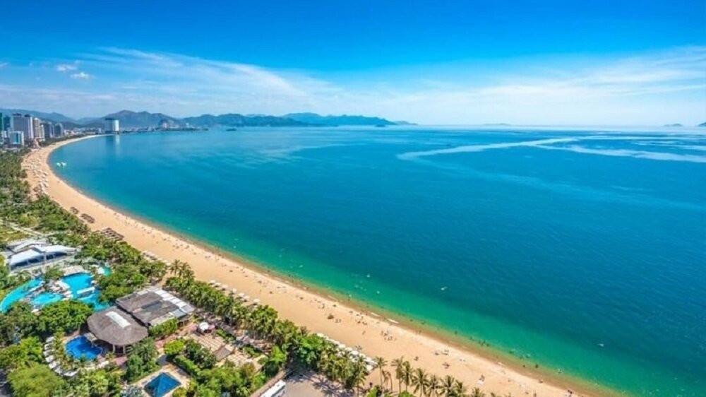 Nha Trang thu hút khách du lịch bởi nắng vàng, cát trắng và bãi biển xanh rì.