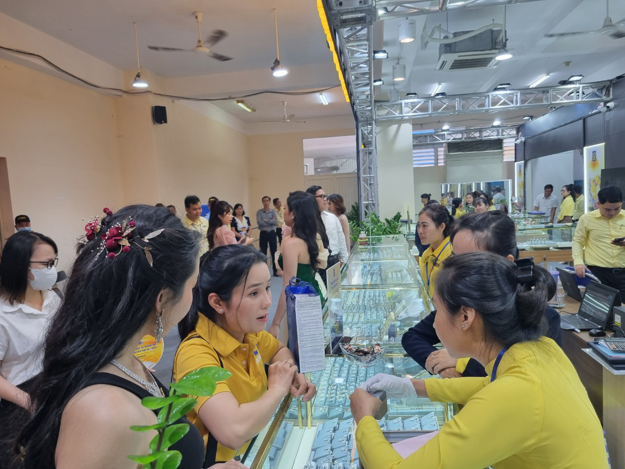 Nhiều khách hàng đến tham quan, mua sắm tại Hội chợ Quốc tế Trang sức Việt Nam 2023 (VIJF) ngày 16-11 - Ảnh: A.H.