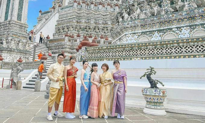 Nhóm du khách Việt chụp ảnh lưu niệm tại Bangkok hồi tháng 8. Ảnh: Trần Lan Anh