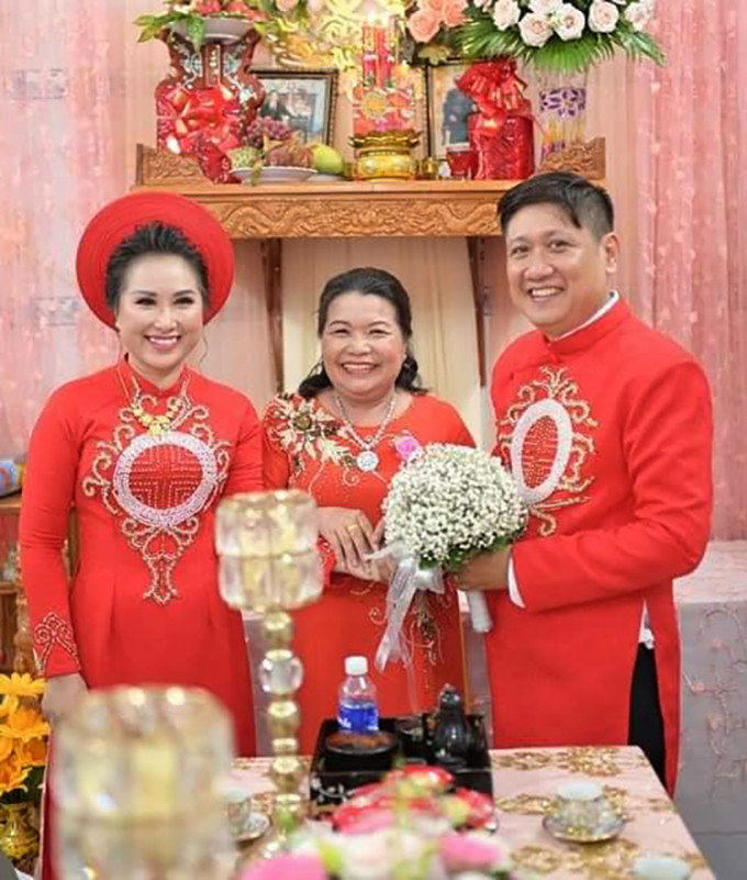 Bà Đỗ Thị Lý cùng con gái Lê Xuân Đào và con rể Lê Thanh Phong trong ngày cưới của họ, tháng 12/2020. Ảnh: Nhân vật cung cấp
