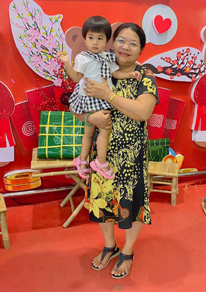 Bà Đỗ Thị Lý đi chơi Tết với con gái của chị Lê Xuân Đào và anh Trần Thanh Phong, tháng 2/2023. Ảnh: Nhân vật cung cấp