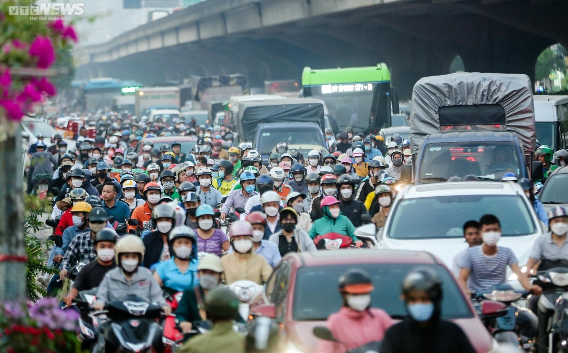 Giao thông ở Hà Nội thường xuyên gặp cảnh ùn tắc.