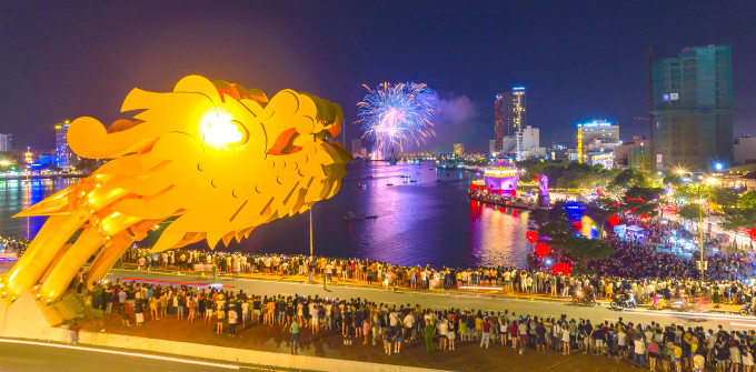 Du khách đổ xô đến cầu Rồng để xem lễ hội bắn pháo hoa ở Đà Nẵng. Ảnh: SG